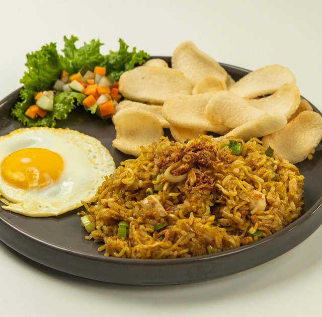 magelangan, a mixed of indonesian traditional fried noodle and freid rice