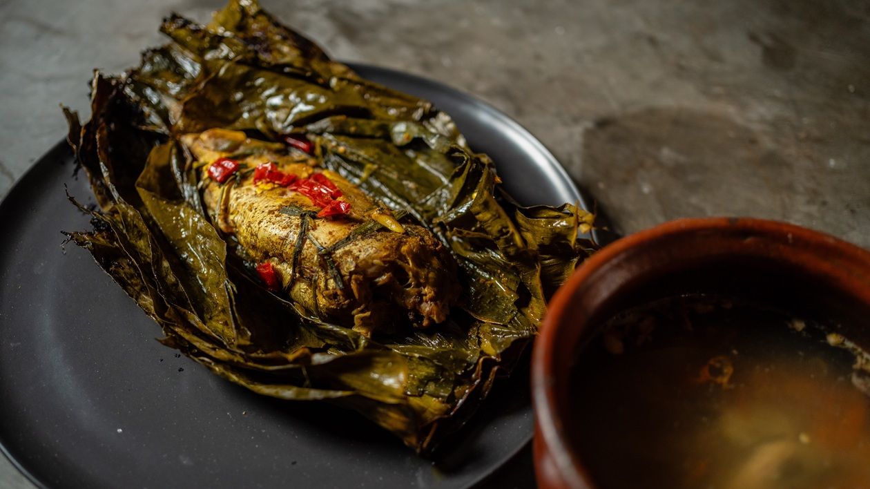 Pepes Pindang Fish Wrapped in Turmeric Leaves with Traditional Fried Spicy Sauce – - Recipe
