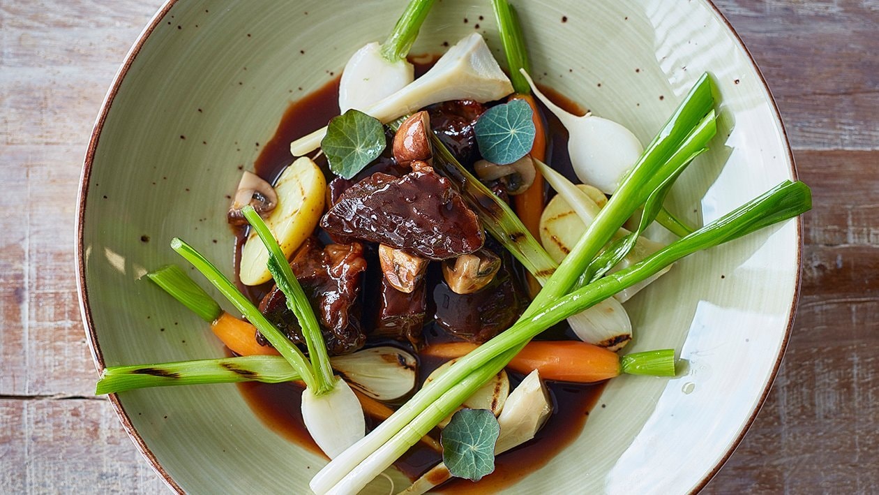 Beef Bourguignon dengan Coklat Hitam – - UFS