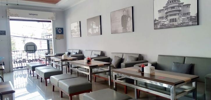 Ruang dine in Warung Nasi Ampera yang nyaman Ruang dine in Warung Nasi Ampera yang nyaman