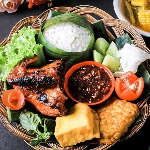 Paket ayam bakar, salah satu favorit pelanggan Paket ayam bakar, salah satu favorit pelanggan