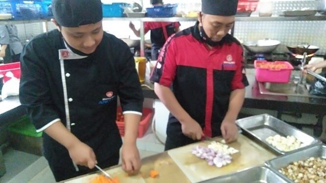 Kebersihan dapur Warung Nasi Ampera terjaga dengan baik Kebersihan dapur Warung Nasi Ampera terjaga dengan baik
