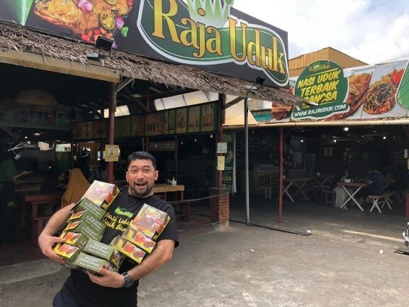 Rizal Kurniady di depan Raja Uduk di Jalan Teuku Umar, Pontianak Rizal Kurniady di depan Raja Uduk di Jalan Teuku Umar, Pontianak
