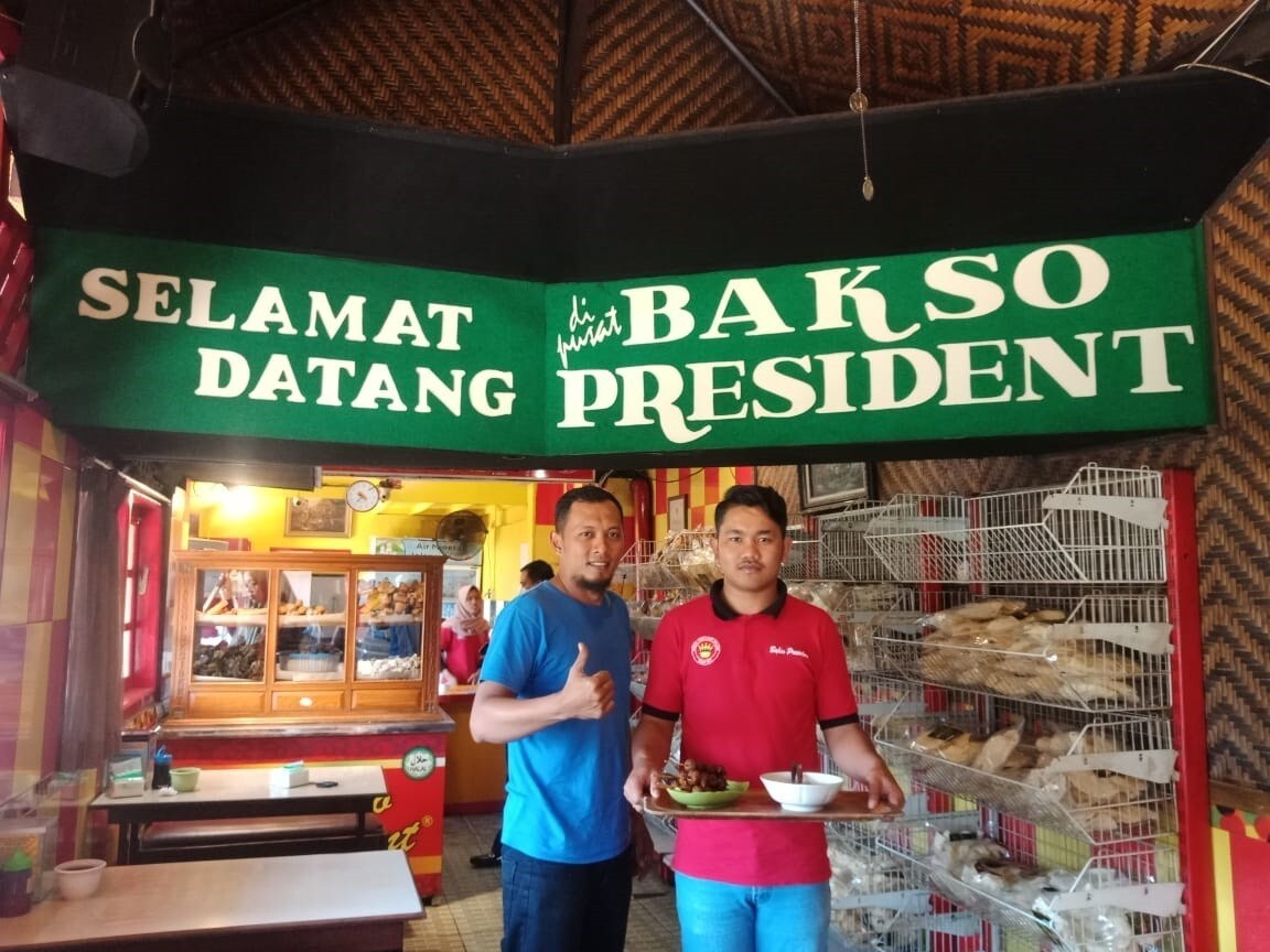 HM Ali Wahdani, Manajer Operasional Bakso President (kiri), di outlet Bakso President Pusat HM Ali Wahdani, Manajer Operasional Bakso President (kiri), di outlet Bakso President Pusat