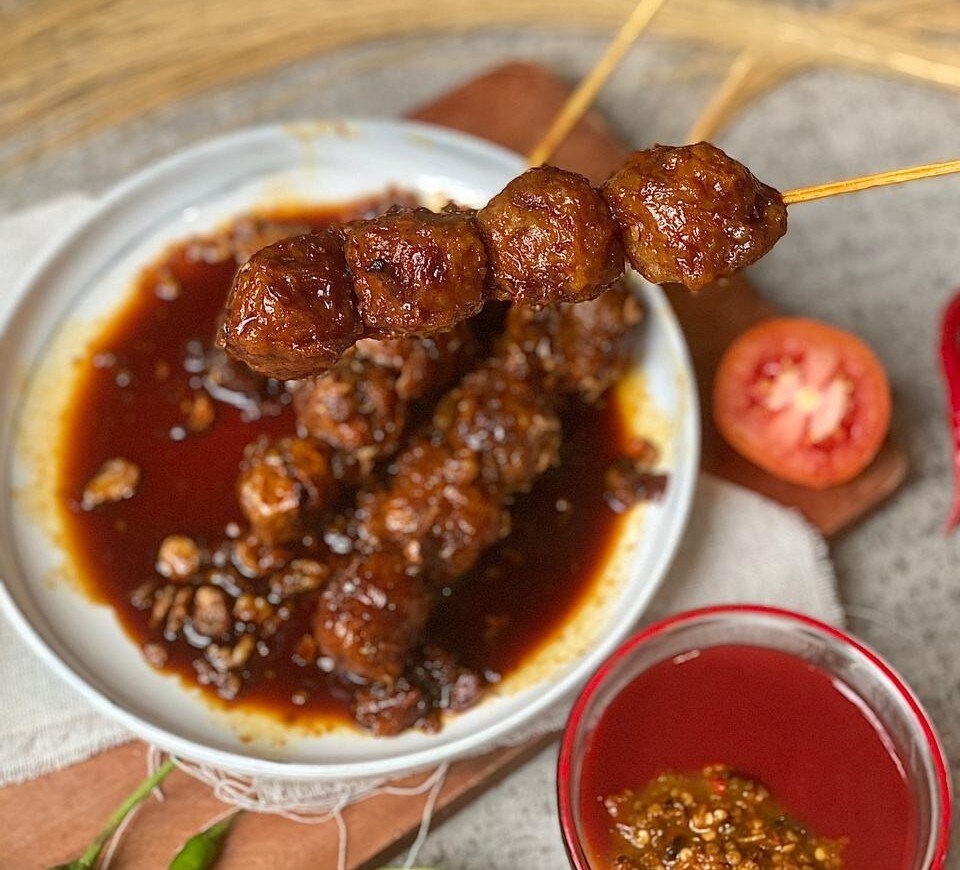Bakso bakar, favorit pelanggan, bumbunya menggunakan Kecap Bango Bakso bakar, favorit pelanggan, bumbunya menggunakan Kecap Bango