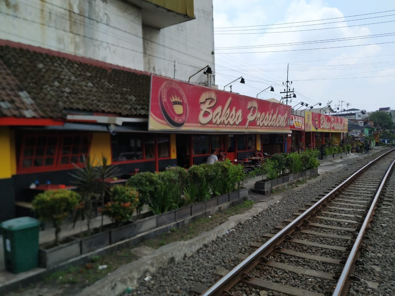 Bakso President yang berlokasi di pinggir rel kereta api Bakso President yang berlokasi di pinggir rel kereta api