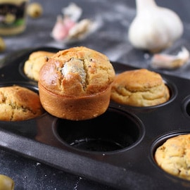 Use metal cake moulds instead of silicone moulds Use metal cake moulds instead of silicone moulds