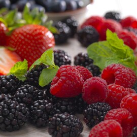 Prevent fruit from sinking to the bottom of the cake Prevent fruit from sinking to the bottom of the cake