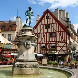 Terdapat lahan terbuka di depan 