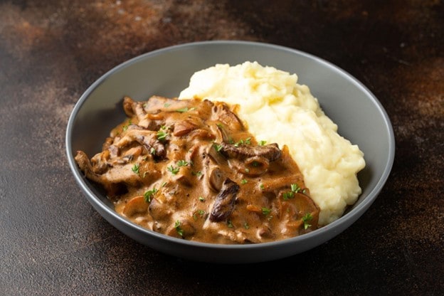 Beef stroganof disajikan dengan mashed potato. Beef stroganof disajikan dengan mashed potato.