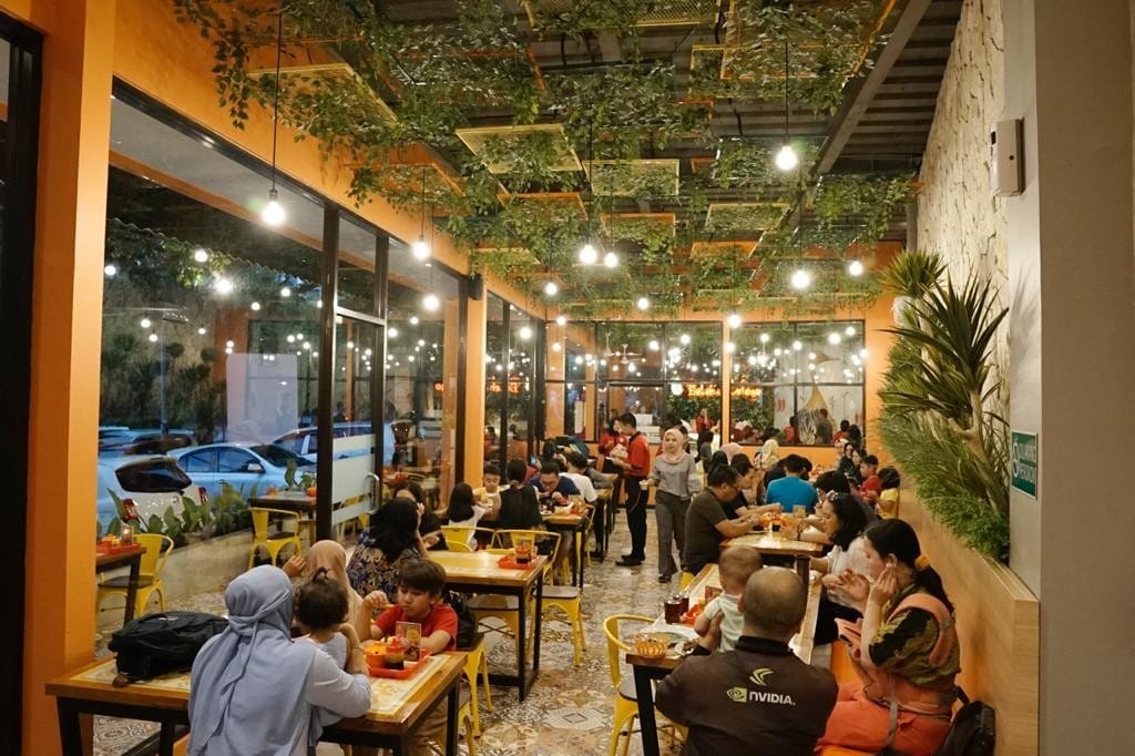 Caption: Suasana dine in di Bebek Kaleyo sebelum masa pandemi. Caption: Suasana dine in di Bebek Kaleyo sebelum masa pandemi.