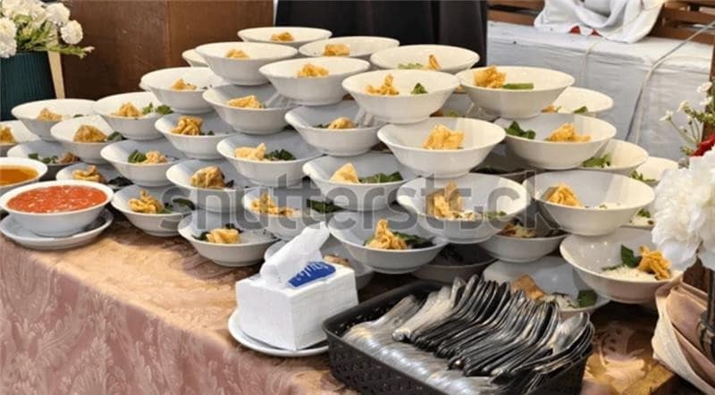 Tumpukan mangkuk berisi bahan bakso Malang dengan sambal dan sendok. Tumpukan mangkuk berisi bahan bakso Malang dengan sambal dan sendok.