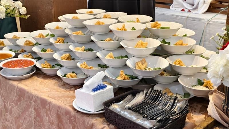 Tumpukan mangkuk berisi bahan bakso Malang dengan sambal dan sendok. 