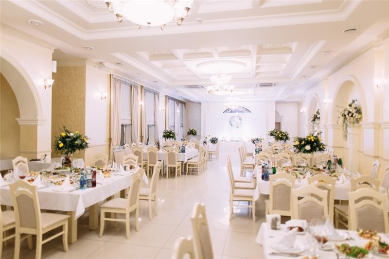 Penataan meja saji untuk agenda wedding.  