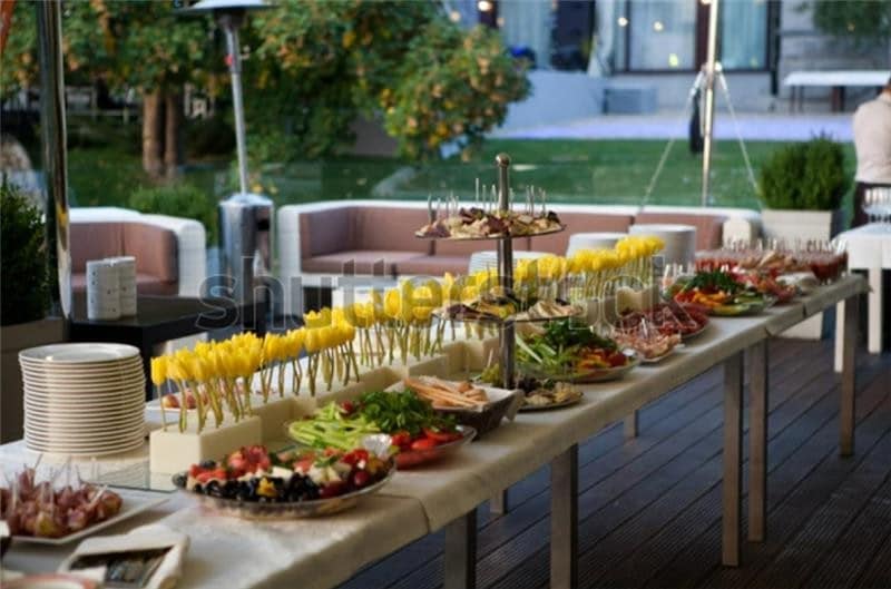 Hidangan canape dan salad ditata di atas meja buffet. Hidangan canape dan salad ditata di atas meja buffet.
