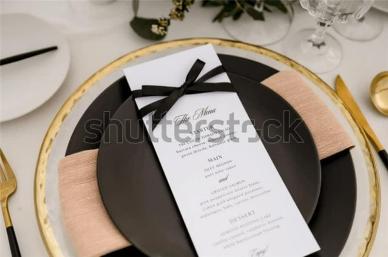 Table setting disertai kertas bertuliskan set menu. Table setting disertai kertas bertuliskan set menu.
