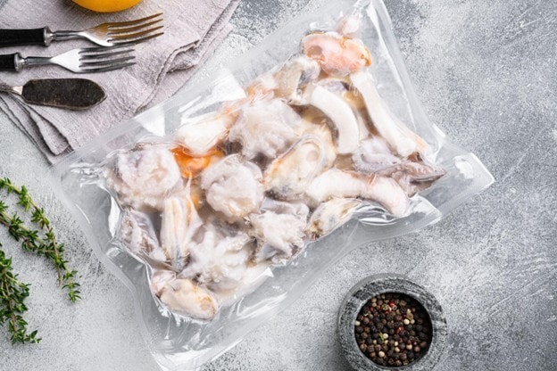 Seafood beku dalam vacuum bag. Seafood beku dalam vacuum bag.