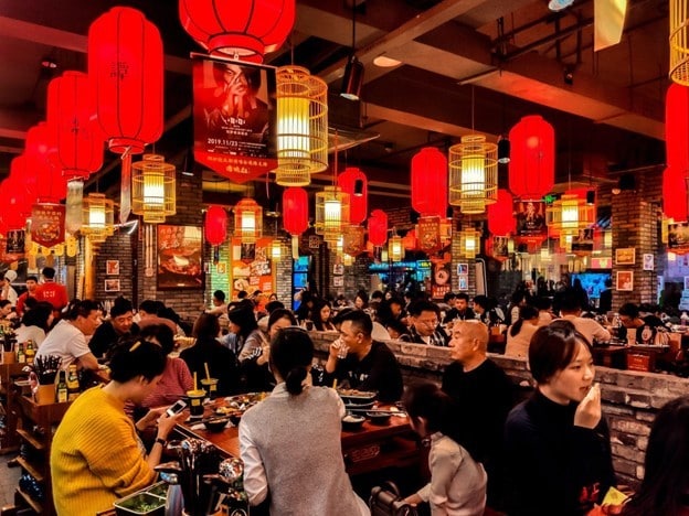 Interior restaurant China yang ramai pengunjung dengan dekor khasnya Interior restaurant China yang ramai pengunjung dengan dekor khasnya