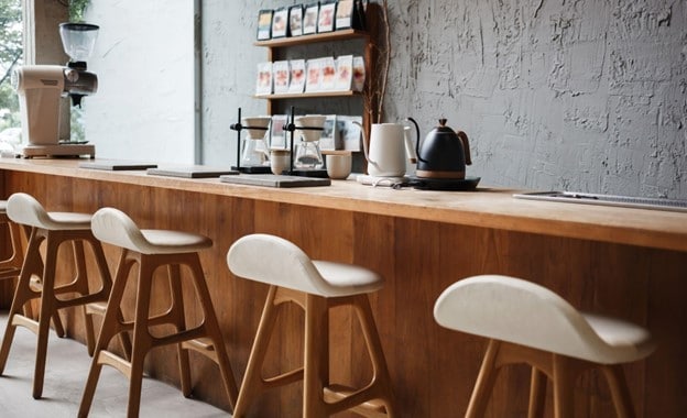Interior cafe dengan dominasi kayu pada desainnya Interior cafe dengan dominasi kayu pada desainnya