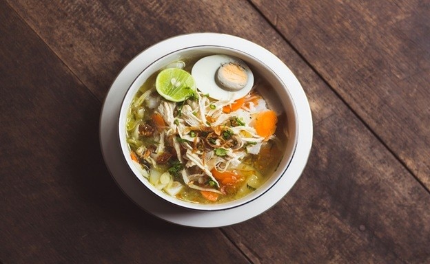 Soto Banjar disajikan dalam mangkuk putih.