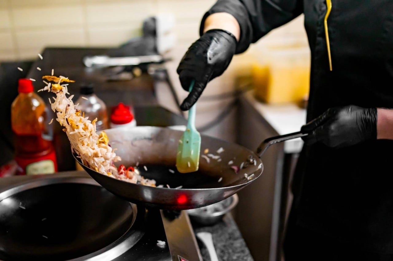 Teknik Membuat Nasi Goreng Tidak Kering di Wok