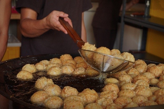 Bakso goreng yang sudah matang diangkat dari penggorengan.