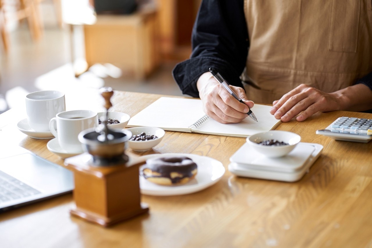 Seperti yang terlihat pada gambar, seorang pebisnis sedang menghitung harga produk