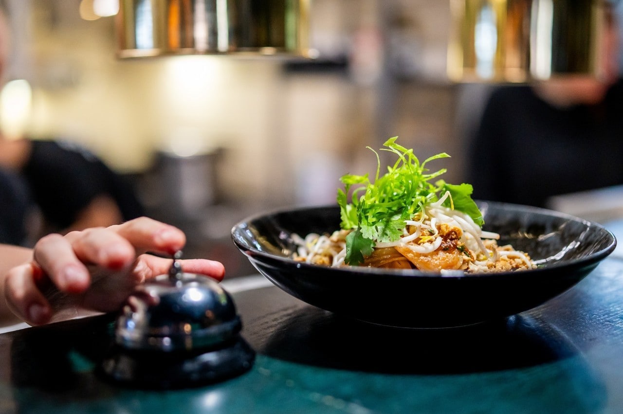 Seperti yang terlihat pada gambar, hidangan mie dalam mangkuk siap disajikan ke meja pelanggan