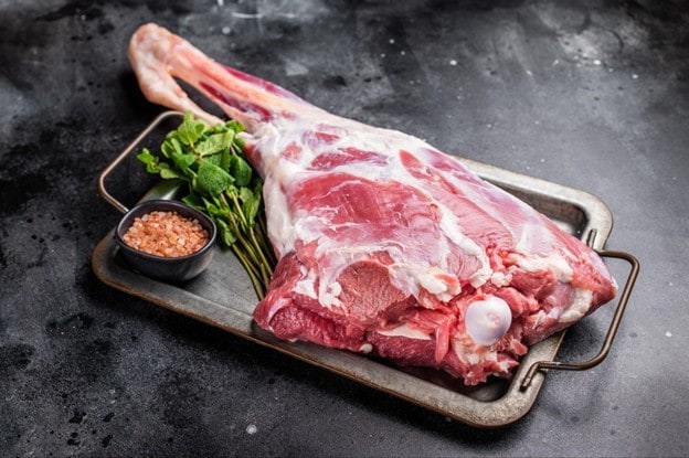 Seperti yang terlihat pada gambar, potongan paha kambing utuh di atas nampan