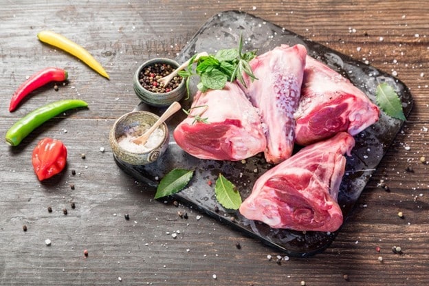 Seperti yang terlihat pada gambar, potongan daging dikelilingi bumbu dan rempah