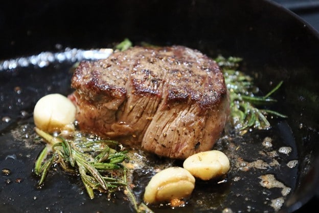 Fillet daging sapi dimasak bersama bawang putih dan rosemary. Fillet daging sapi dimasak bersama bawang putih dan rosemary.