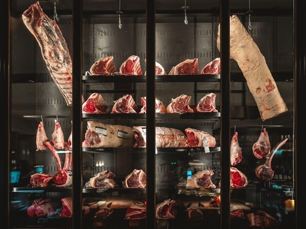 Dry aging cabinet dengan berbagai potongan daging di dalamnya. Dry aging cabinet dengan berbagai potongan daging di dalamnya.