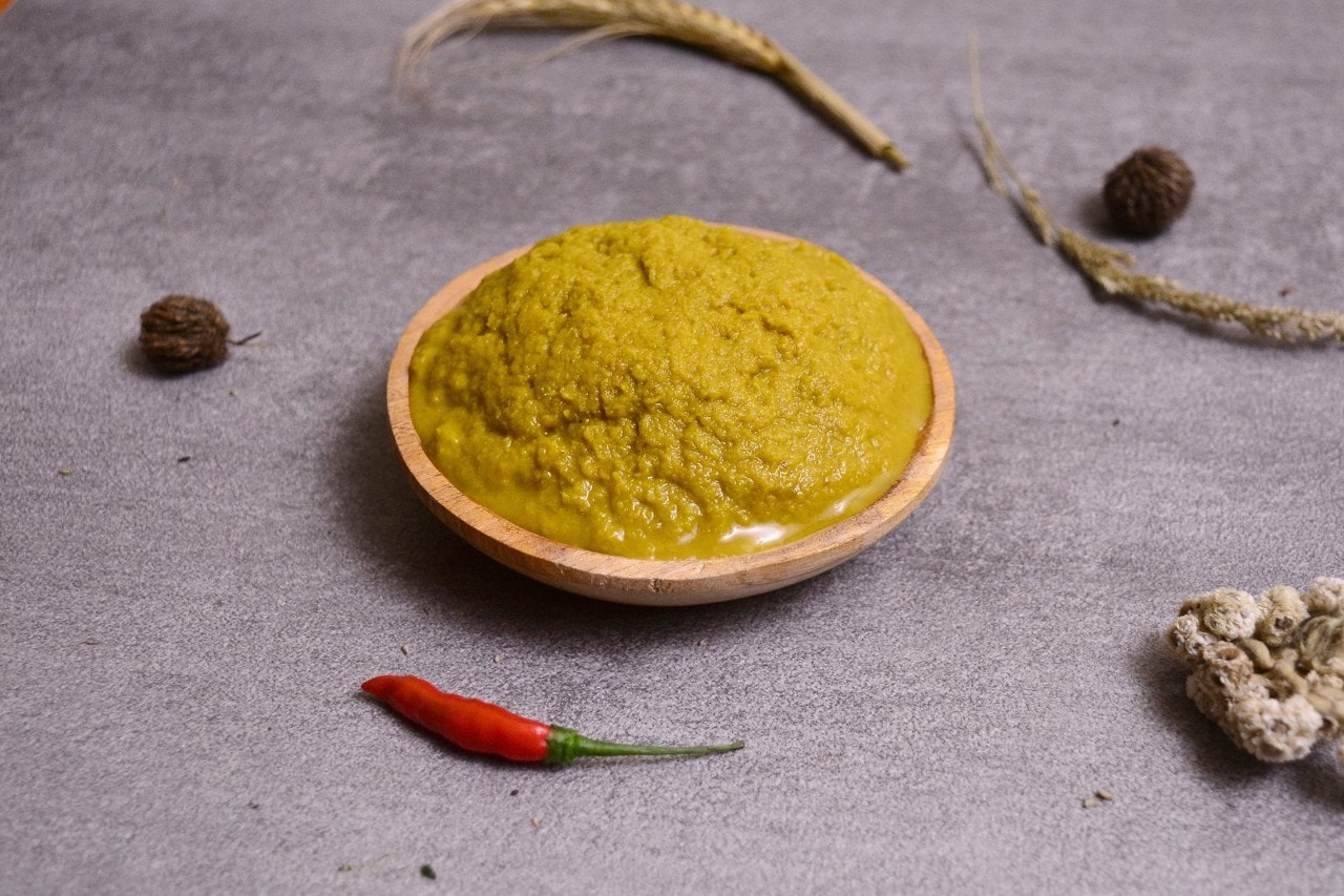 Bumbu halus untuk gulai dalam piring kayu.  