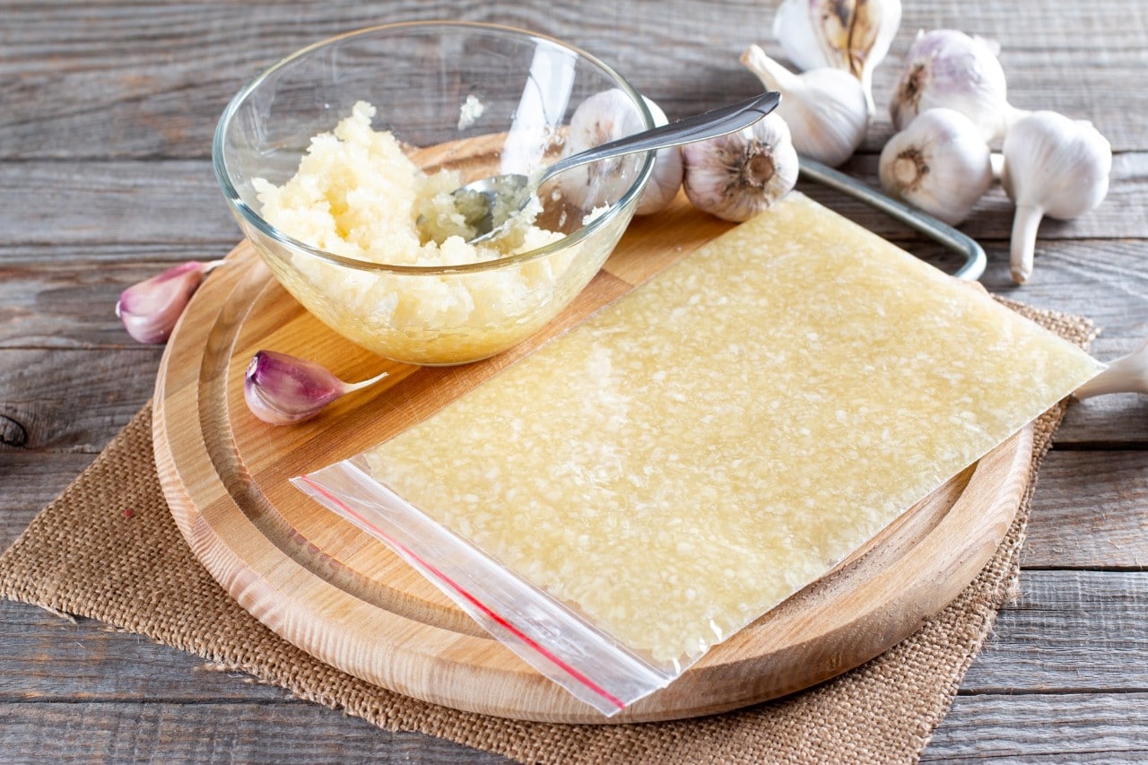 Bumbu halus beku dalam plastik kedap udara.  