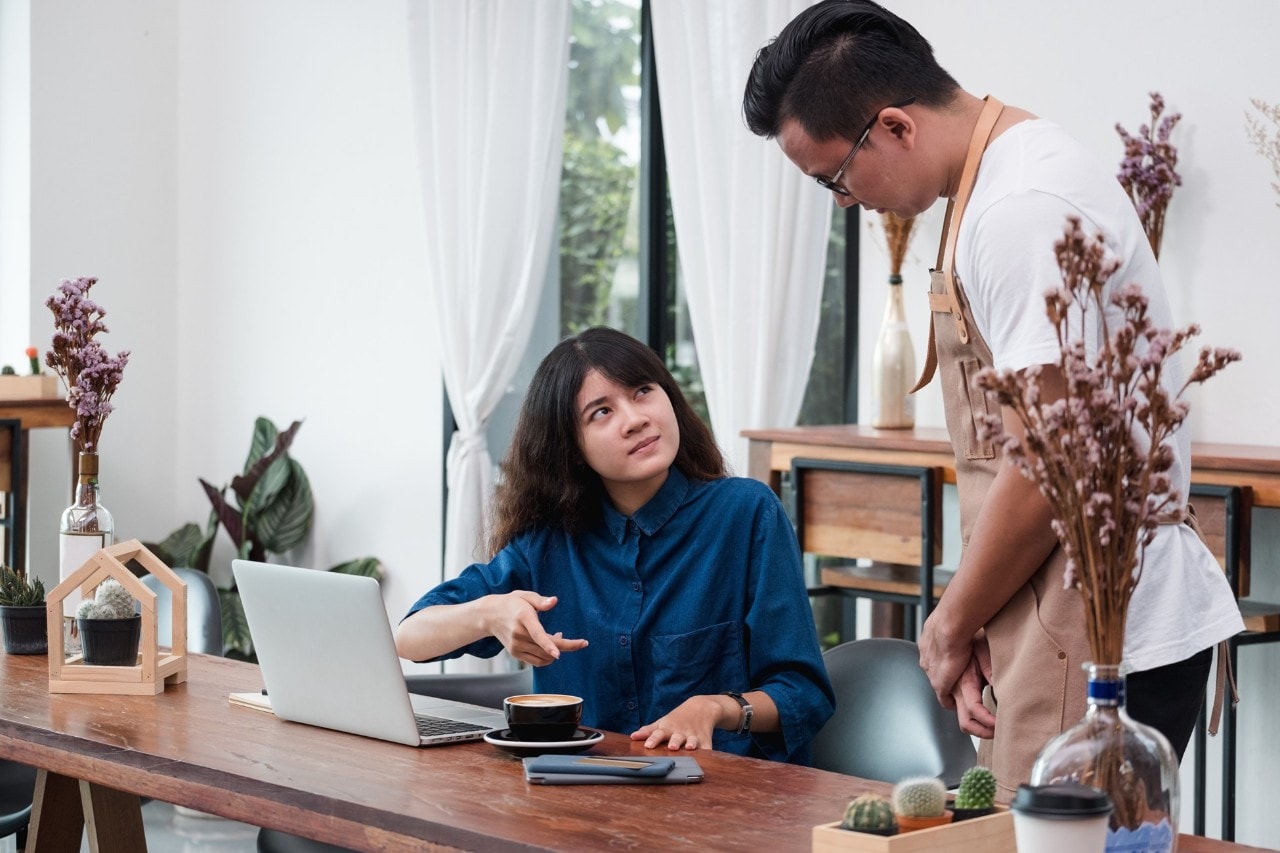 Tamu sedang complain kepada staf restoran.