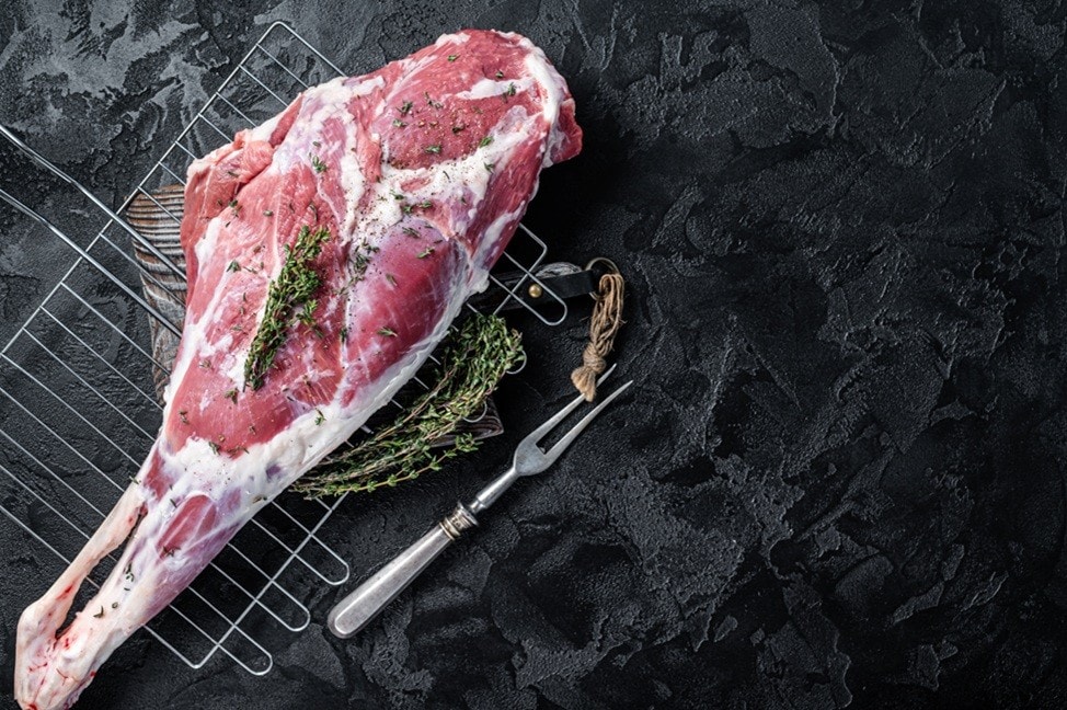 Potongan paha kambing bersama bumbu marinasinya.