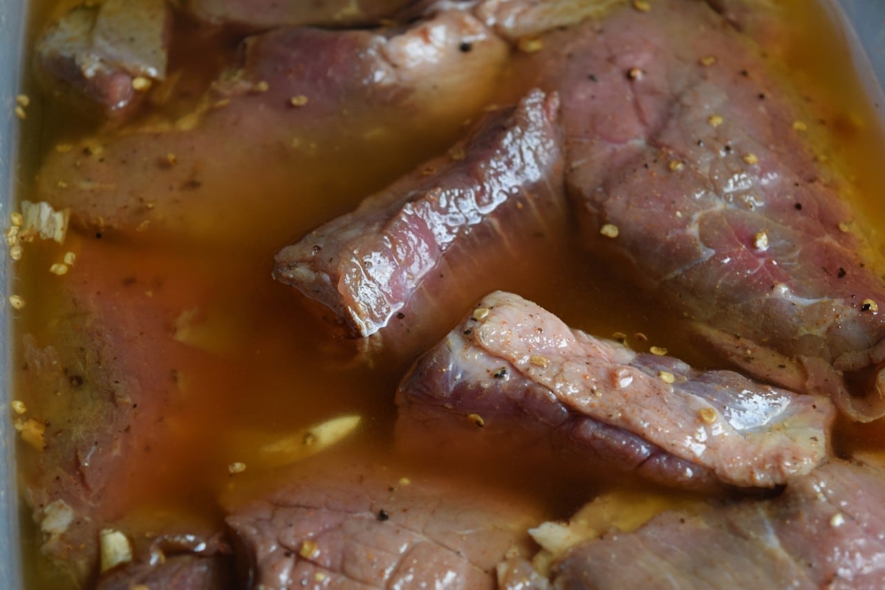 Seperti yang terlihat pada gambar, potongan daging sedang dimarinasi