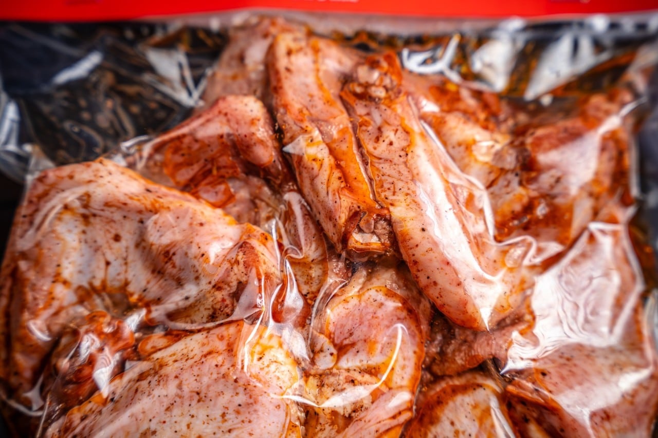 Seperti yang terlihat pada gambar, daging ayam yang sudah dimarinasi dalam plastik vakum