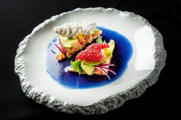 Seperti yang terlihat pada gambar, hidangan gourmet yang tersaji cantik di atas piring estetik