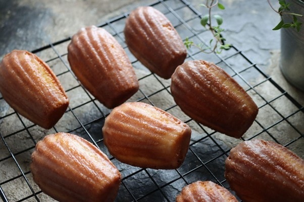 Seperti yang terlihat pada gambar, deretan kue berada di atas cooling rack