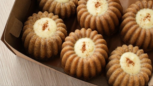 Seperti yang terlihat pada gambar, bolu pisang ditata dalam kotak