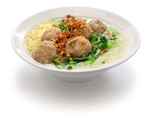 Semangkuk bakso kuah dengan mie dan sayuran