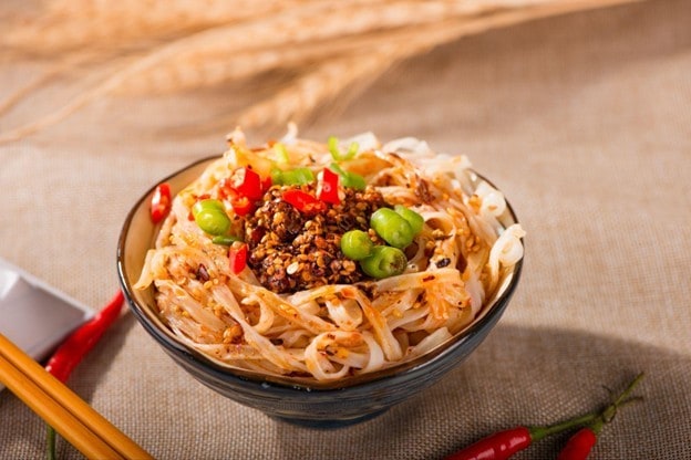 Semangkuk mie pedas dengan topping daging sapi cincang