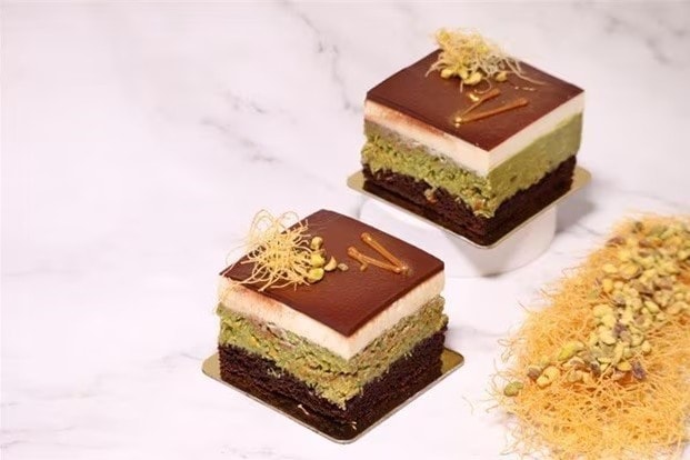 Dubai chocolate, jajanan kekinian yang lagi viral dikreasikan dalam bentuk cake. 