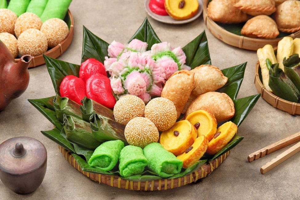 Ragam jajanan pasar ditata dalam empat tampah. 