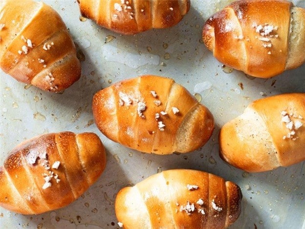 7 buah salt bread dengan taburan rock salt di atasnya. 7 buah salt bread dengan taburan rock salt di atasnya.