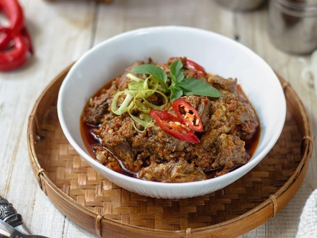 Oseng daging mercon dalam mangkuk putih. Oseng daging mercon dalam mangkuk putih.