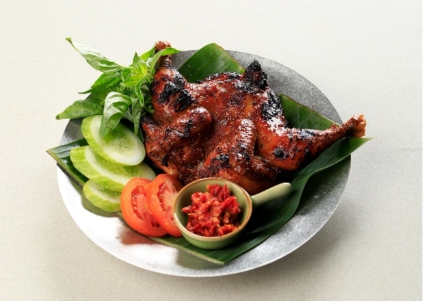 Ayam panggang madu dengan lalapan sayuran dan sambal.