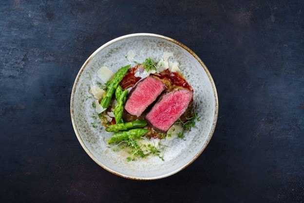 Steak daging sapi dengan asparagus untuk ide pilihan main course. Steak daging sapi dengan asparagus untuk ide pilihan main course.