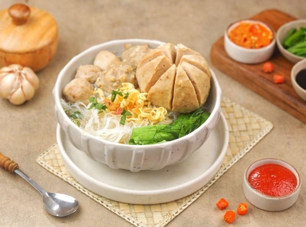 Semangkuk bakso dengan isi mi beserta pelengkapnya. Semangkuk bakso dengan isi mi beserta pelengkapnya.
